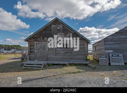 Vecchio edificio in tronchi vicino al Lago Grande Slave nella città di Yellowknife nei territori del Nord-Ovest, Canada Foto Stock