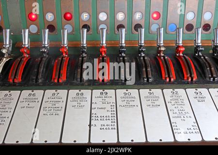 Signal box leve di potenza, scrivania Crewe North Signalbox, con punti e segnali etichettati. Su Thro, su veloce, su lento, incrocio, slot Foto Stock