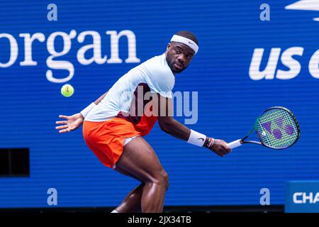 Frances Tiafoe (USA) gareggia nel R4 al 2022 US Open. Foto Stock