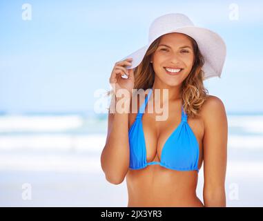 La bellezza bikini-rivestito sulla spiaggia. Una bella giovane donna sulla spiaggia. Foto Stock