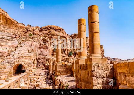 Colonne scolpito Anfiteatro Morrning Petra Giordania costruito da Nabataens nel 100 DC finito da Romani posti a sedere fino a 7.000 persone. Foto Stock