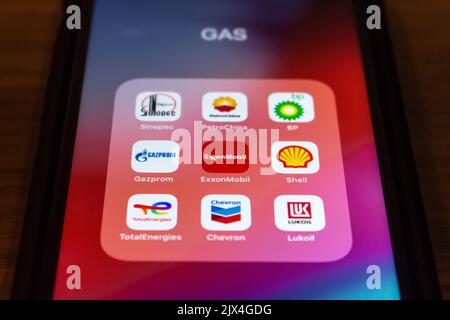 ExxonMobil con altre società di gas (Sinopec, PetroChina, BP plc, Gazprom, Shell plc, TotalEnergies, Chevron Corporation e Lukoil) su iPhone Foto Stock