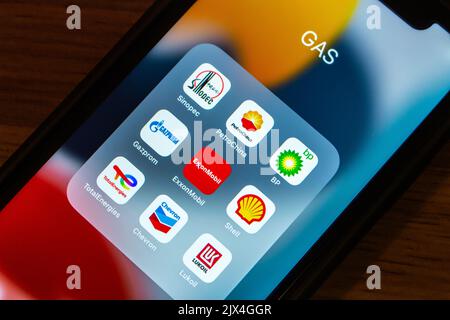 Icone di società di gas popolari su iPhone. Sinopec, PetroChina, BP plc, Gazprom, ExxonMobil, Shell plc, TotalEnergies, Chevron Corporation e Lukoil. Foto Stock