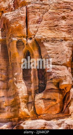 Red Yellow Rock formazione Petra Jordan Costruito da Nabataens nel 200 AC al 400 DC. Le pareti del canyon creano molti motivi colorati Foto Stock