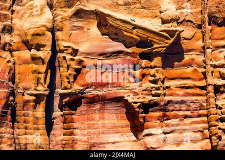 Rose Red Rock Tombe mattina strada delle facciate Petra Giordania costruita da Nabataens nel 200 AC al 400 DC Canyon pareti cambiare Rose Rosso pomeriggio quando il sole va Foto Stock