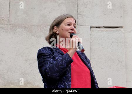 Londra, Regno Unito. 6th Settembre 2022. Il deputato laburista di Putney, Fleur Anderson, adcura i membri dell'Unione unita che hanno organizzato un rally dopo i piani proposti da Transport for London (TfL) per assodare i servizi di autobus 16 e apportare modifiche alle rotte 78, nel tentativo di risparmiare denaro a seguito di una drastica riduzione del reddito durante la pandemia, con le finanze dell'organizzazione che si trovano di fronte a un buco nero con un divario di finanziamento di 1,9bn milioni di sterline. Londra è l'unica capitale d'Europa a non avere un trasporto sovvenzionato dal governo. Credit: Undicesima ora di Fotografia/Alamy Live News Foto Stock