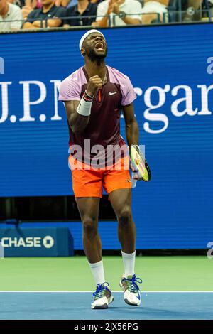 Frances Tiafoe (USA) sconfigge Rafael Nadal (ESP) nel R4 al 2022 US Open. Foto Stock