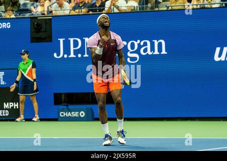 Frances Tiafoe (USA) sconfigge Rafael Nadal (ESP) nel R4 al 2022 US Open. Foto Stock