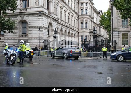 Londra, Regno Unito, 6th settembre 2022. Il motorcade di Liz Truss arriva all'ingresso di Downing Street dopo la pioggia, a volte torrenziale ritardando il suo ritorno al numero 10. In seguito all'esito del voto dei membri del Partito conservatore, Liz Truss si è recato a Balmoral per incontrare la Regina, diventando il nuovo primo ministro britannico dopo essere stato invitato dal monarca a formare un nuovo governo. Credit: Undicesima ora Photography/Alamy Live News Foto Stock