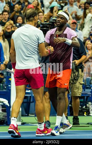 Frances Tiafoe (USA) sconfigge Rafael Nadal (ESP) nel R4 al 2022 US Open. Foto Stock