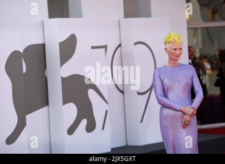 Venezia, Italia. 6th Set, 2022. L'attrice Tilda Swinton si pone sul tappeto rosso per la prima del film "la figlia Eterna" durante il 79th° Festival Internazionale del Cinema di Venezia, 6 settembre 2022. Credit: Jin Mamengni/Xinhua/Alamy Live News Foto Stock