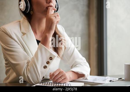 Immagine ritagliata di un imprenditore femminile penitente che cerca di trovare una soluzione Foto Stock