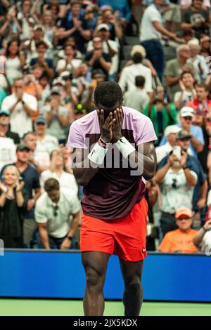 Frances Tiafoe (USA) sconfigge Rafael Nadal (ESP) nel R4 al 2022 US Open. Foto Stock