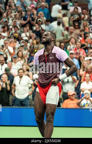 Frances Tiafoe (USA) sconfigge Rafael Nadal (ESP) nel R4 al 2022 US Open. Foto Stock