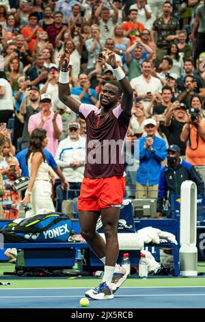 Frances Tiafoe (USA) sconfigge Rafael Nadal (ESP) nel R4 al 2022 US Open. Foto Stock