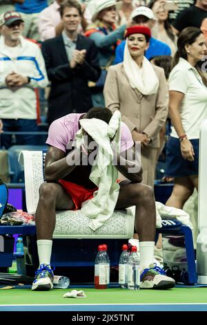 Frances Tiafoe (USA) sconfigge Rafael Nadal (ESP) nel R4 al 2022 US Open. Foto Stock