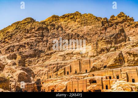 Yellow Rock Tombe mattina strada di facciate Petra Giordania costruita da Nabataens nel 200 AC a 400 DC Canyon pareti cambiare Rose Rosso pomeriggio quando il sole va d Foto Stock