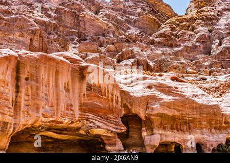 Rock Tombs Morning Street of facades Petra Jordan Costruito da Nabataens nel 200 a.C. a 400 d.C. le pareti del canyon contengono molti abstract nella roccia Foto Stock