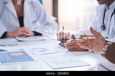 Team, analisti medici e medici che si consultano con la documentazione di grafici, dati e grafici in sala conferenze ospedaliera. Primo piano del personale sanitario Foto Stock