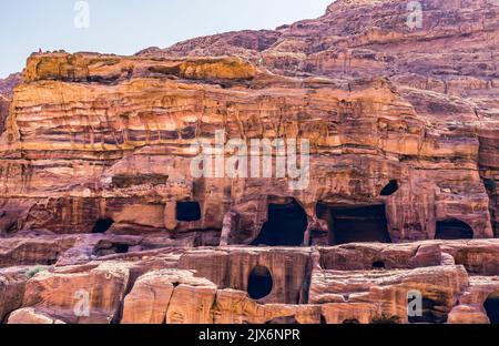 Rose Red Rock Tombe mattina strada delle facciate Petra Giordania costruita da Nabataens nel 200 AC al 400 DC Canyon pareti cambiare Rose Rosso pomeriggio quando il sole va Foto Stock