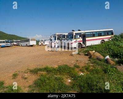 Mumbai, Maharashtra / India – 02 marzo 2020: Deposito degli autobus a Mumbai, India. Gli autobus sono in piedi nel deposito degli autobus. Foto Stock