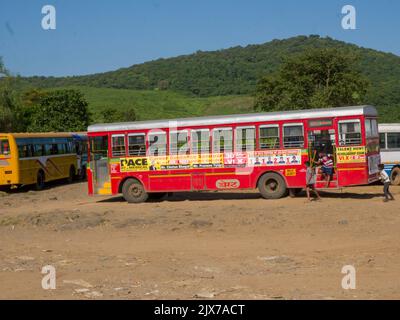 Mumbai, Maharashtra / India – 02 marzo 2020: Deposito degli autobus a Mumbai, India. Gli autobus sono in piedi nel deposito degli autobus. Foto Stock