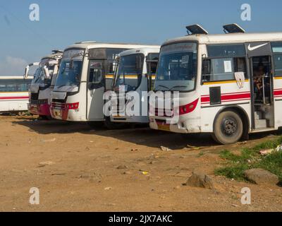 Mumbai, Maharashtra / India – 02 marzo 2020: Deposito degli autobus a Mumbai, India. Gli autobus sono in piedi nel deposito degli autobus. Foto Stock