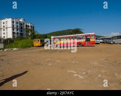 Mumbai, Maharashtra / India – 02 marzo 2020: Deposito degli autobus a Mumbai, India. Gli autobus sono in piedi nel deposito degli autobus. Foto Stock