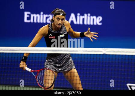 NEW YORK, NY - 6 settembre: Caroline Garcia di Francia durante la sua partita di quarti di finale contro Coco Gauff degli Stati Uniti all'USTA Billie Jean King National Tennis Center il 6 settembre 2022 a New York City. Garcia ha vinto in serie diritte per avanzare alla sua prima semifinale US Open ( Credit: Adam Stoltman/Alamy Live News Foto Stock