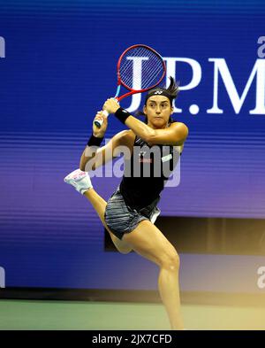 NEW YORK, NY - 6 settembre: Caroline Garcia di Francia durante la sua partita di quarti di finale contro Coco Gauff degli Stati Uniti all'USTA Billie Jean King National Tennis Center il 6 settembre 2022 a New York City. Garcia ha vinto in serie diritte per avanzare alla sua prima semifinale US Open ( Credit: Adam Stoltman/Alamy Live News Foto Stock