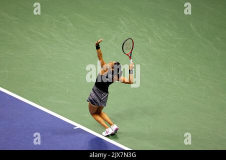 NEW YORK, NY - 6 settembre: Caroline Garcia di Francia durante la sua partita di quarti di finale contro Coco Gauff degli Stati Uniti all'USTA Billie Jean King National Tennis Center il 6 settembre 2022 a New York City. Garcia ha vinto in serie diritte per avanzare alla sua prima semifinale US Open ( Credit: Adam Stoltman/Alamy Live News Foto Stock