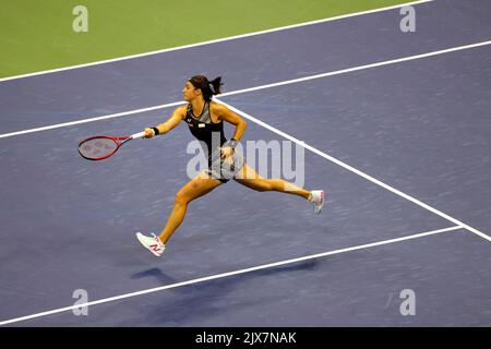 NEW YORK, NY - 6 settembre: Caroline Garcia di Francia durante la sua partita di quarti di finale contro Coco Gauff degli Stati Uniti all'USTA Billie Jean King National Tennis Center il 6 settembre 2022 a New York City. Garcia ha vinto in serie diritte per avanzare alla sua prima semifinale US Open ( Credit: Adam Stoltman/Alamy Live News Foto Stock