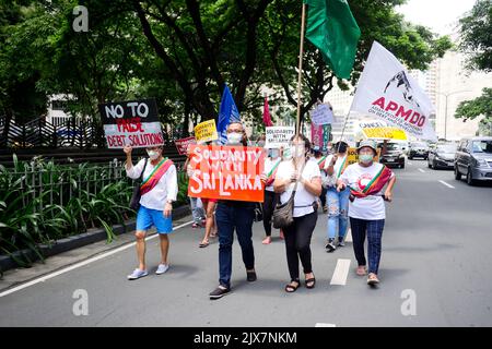 Makati City, NCR, Filippine. 6th Set, 2022. Gli attivisti si sono riuniti oggi a Makati City presso il monumento di Ninoy Aquino per esprimere solidarietà con le persone dello Sri Lanka, gravate da debiti, che continuano a soffrire di gravi carenze alimentari e di carburante, e hanno avvertito che anche le Filippine e altri paesi asiatici rischiano una crisi simile. Le azioni simultanee si sono svolte anche in Sri Lanka, Pakistan, Nepal e Indonesia.Ã¢â‚¬Å“noi ci associamo al popolo dello Sri Lanka nell’esercizio dei loro diritti alla libertà di parola e di riunione. Gas lacrimogeni, cannoni ad acqua, arresti, maggiore sorveglianza militare e interrogativi Foto Stock