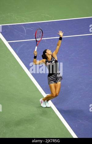 NEW YORK, NY - 6 settembre: Caroline Garcia di Francia durante la sua partita di quarti di finale contro Coco Gauff degli Stati Uniti all'USTA Billie Jean King National Tennis Center il 6 settembre 2022 a New York City. Garcia ha vinto in serie diritte per avanzare alla sua prima semifinale US Open ( Credit: Adam Stoltman/Alamy Live News Foto Stock