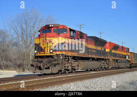 Bartlett, Illinois, Stati Uniti. Un paio di locomotive della ferrovia meridionale di Kansas City conducono un treno merci della Canadian Pacific Railway attraverso l'Illinois. Foto Stock