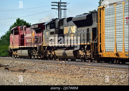 Bartlett, Illinois, Stati Uniti. Un paio di locomotive, tra cui un'unità della Norfolk Southern Railway, guidano un treno merci della Canadian Pacific Railway. Foto Stock