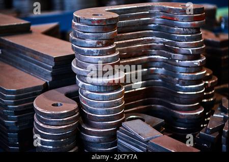 Pile di pezzi diversi in lamiera di materiale metallico Foto Stock