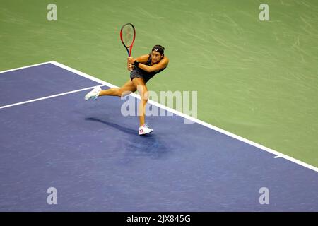 NEW YORK, NY - 6 settembre: Caroline Garcia di Francia durante la sua partita di quarti di finale contro Coco Gauff degli Stati Uniti all'USTA Billie Jean King National Tennis Center il 6 settembre 2022 a New York City. Garcia ha vinto in serie diritte per avanzare alla sua prima semifinale US Open ( Credit: Adam Stoltman/Alamy Live News Foto Stock