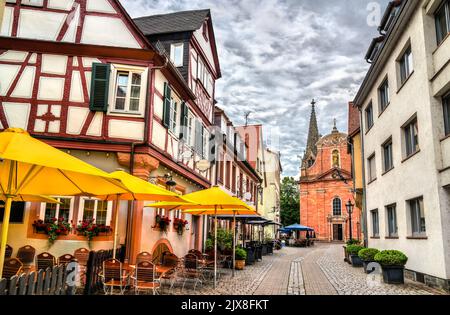Chiesa di nostra Signora e case tradizionali in Aschaffenburg - Baviera, Germania Foto Stock
