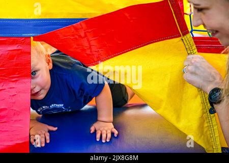 Base dell'aeronautica militare McGuire, New Jersey, USA. 26th ago, 2022. Un bambino gioca in una casa gonfiabile durante il picnic dell'Ala di mobilità dell'aria 305th alla base comune McGuire-Dix-Lakehurst, N.J. il mese di agosto. 26, 2022. Il 305th AMW ospita un picnic annuale come evento morale in cui gli Airmen vengono trattati con cibo, giochi e familiarizzati con le agenzie di assistenza di tutto il JB MDL. Credit: US Navy/ZUMA Press Wire Service/ZUMAPRESS.com/Alamy Live News Foto Stock