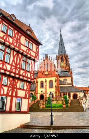 Chiesa di San Pietro e Alessandro e casa tradizionale ad Aschaffenburg - Baviera, Germania Foto Stock