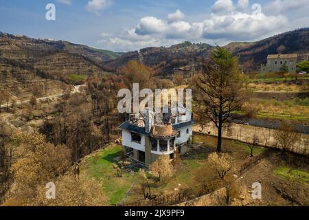 Casa bruciata e calcinata dal fuoco selvaggio 2022 Pont de Vilomara (Bages, Barcellona, Catalogna, Spagna) ESP: Casa quemada y calcinada por un incenso Foto Stock