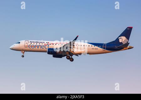 Città del Messico, Messico - 15 aprile 2022: Aeromexico Connect Embraer 195 aereo all'aeroporto di Città del Messico (MEX) in Messico. Foto Stock