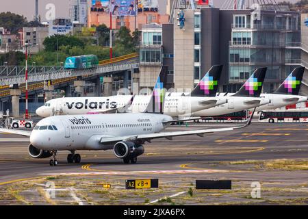 Città del Messico, Messico - 14 aprile 2022: Aerei Volaris Airbus A320 all'aeroporto di Città del Messico (MEX) in Messico. Foto Stock