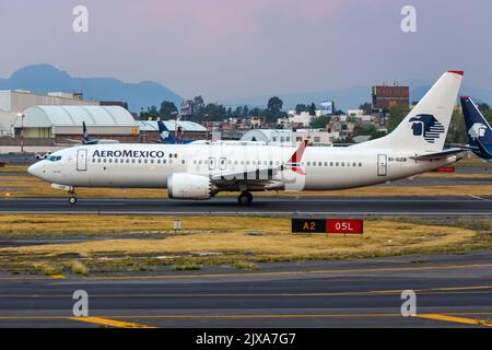 Città del Messico, Messico - 15 aprile 2022: Aereo Aeromexico Boeing 737 MAX 8 all'aeroporto di Città del Messico (MEX) in Messico. Foto Stock