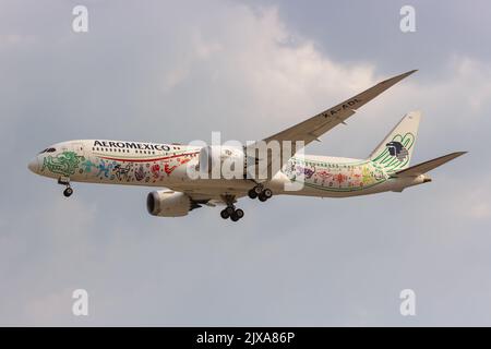 Città del Messico, Messico - 14 aprile 2022: Aeromexico Boeing 787-9 l'aereo Dreamliner nella livrea speciale Quetzalcoatl all'aeroporto di Città del Messico (MEX) a M. Foto Stock