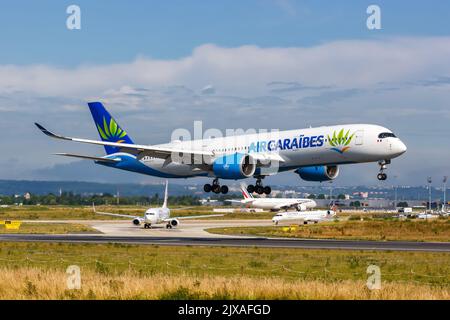 Parigi, Francia - 4 giugno 2022: Aereo Air Caraibes Airbus A350-900 all'aeroporto di Parigi Orly (ORY) in Francia. Foto Stock