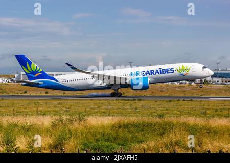 Parigi, Francia - 4 giugno 2022: Aereo Air Caraibes Airbus A350-900 all'aeroporto di Parigi Orly (ORY) in Francia. Foto Stock