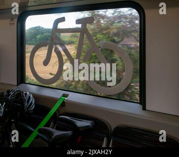 Area deposito biciclette con finestra con cartello sul treno Greater Anglia, Suffolk, Inghilterra, Regno Unito Foto Stock