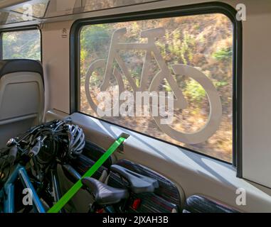 Area deposito biciclette con finestra con cartello sul treno Greater Anglia, Suffolk, Inghilterra, Regno Unito Foto Stock